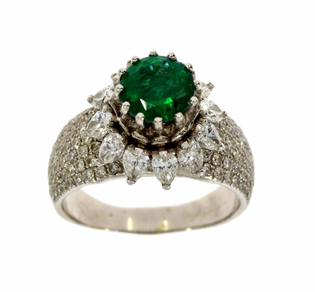 טבעת אמרלד 1.60 קראט, זהב-לבן 18 קראט, משובצת יהלומים