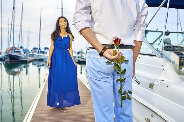 A guy proposes marriage to his heart's choice